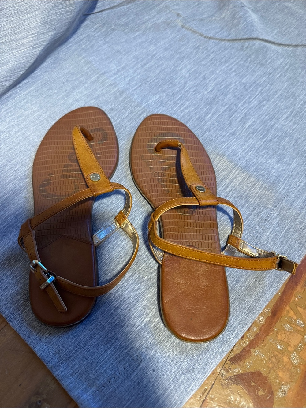 Circus by Sam Edelman Cognac Brown T-Strap Sandals - Picture 2 of 3